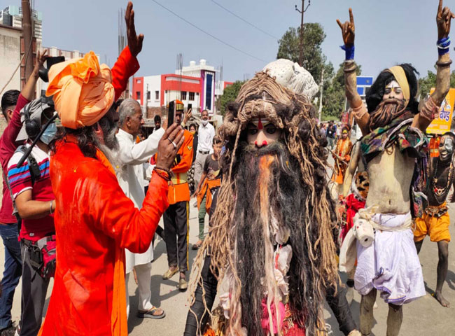 आसान नहीं होता नागा साधु बनना, छह साल तक देनी पड़ती है कड़ी परीक्षा