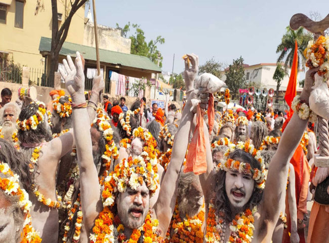 आसान नहीं होता नागा साधु बनना, छह साल तक देनी पड़ती है कड़ी परीक्षा