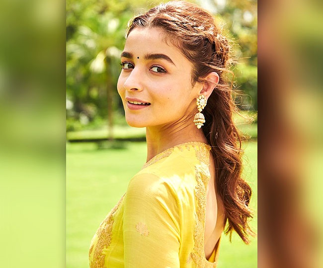 आलिया भट्ट ने हाल ही में ट्विटर पर अपनी अगली फिल्म सड़क 2 का पोस्टर किया है शेयर