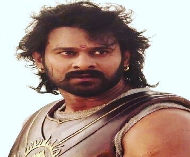 महेंद्र बाहुबली बने प्रभास ने उल्लेखनीय अभिनय किया है।