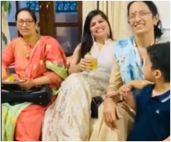 इन तस्वीरों में सभी काफी सेलिब्रेशन वाले मूड में नज़र आ रहे हैं। हालांकि, कोरोना वायरस के टाइम में इस तरह की पार्टी पर कई फैंस सवाल भी उठा रहे हैं।