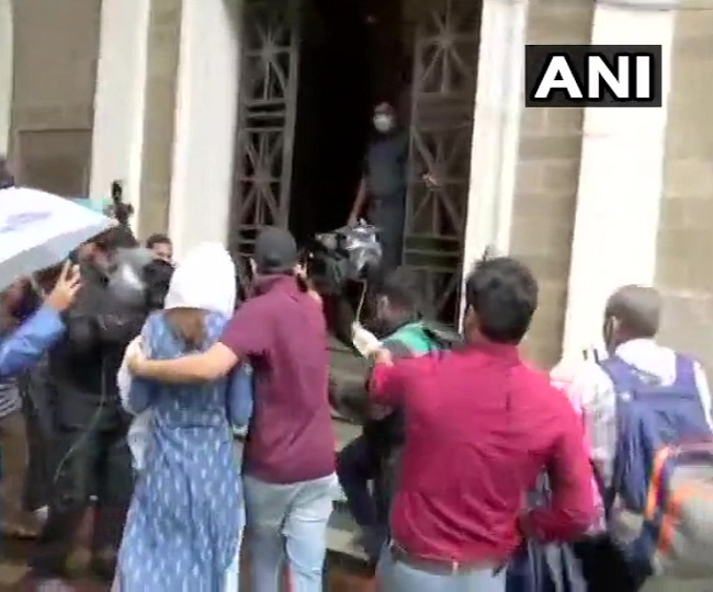 ईडी ऑफिस के बाहर रिया की फोटो