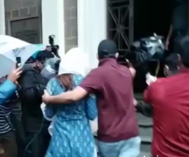 रिया चक्रवर्ती की ईडी ऑफिस के बाहर की फोटो