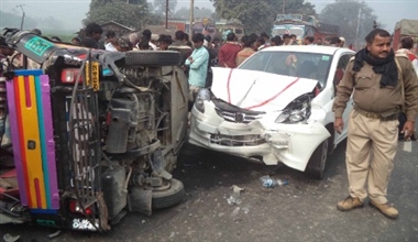 कार व ट्रक की टक्कर में दो की मौत, तीन जख्मी