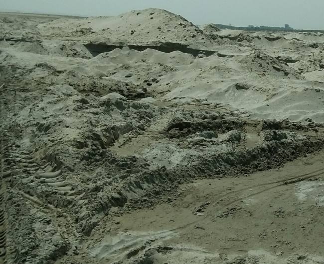 बालू खनन से तटबंधों की सुरक्षा को खतरा