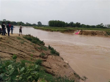 रोहिन पर बना कच्चा बांध टूटा