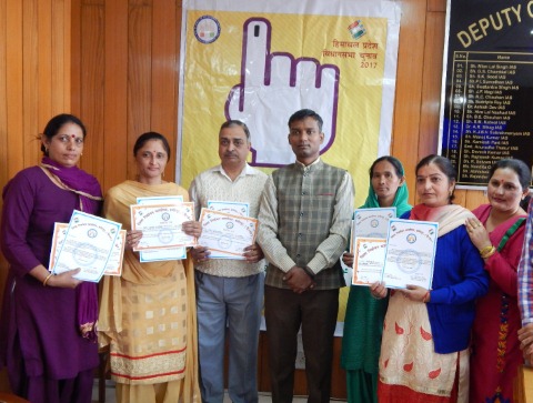 उपायुक्त ने सम्मानित किए बूथ लेवल अधिकारी
