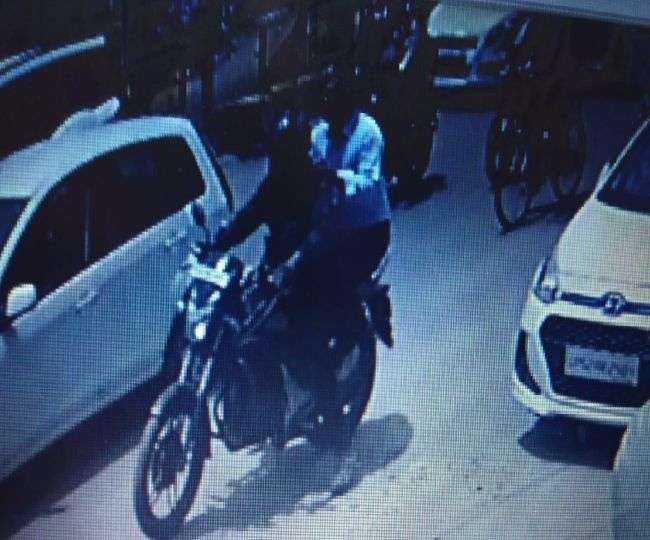पुलिस अधिकारी बनकर दवा व्यवसायी से लूट लिए एक लाख रुपये, सीसीटीवी में कैद हुई घटना