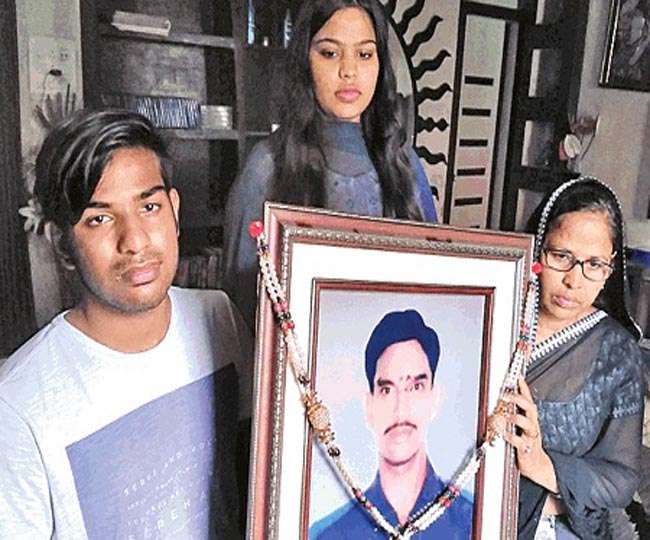 शहादत की स्मृतियां : बच्चों को लेकर वहां गई जहां पति हुए थे शहीद