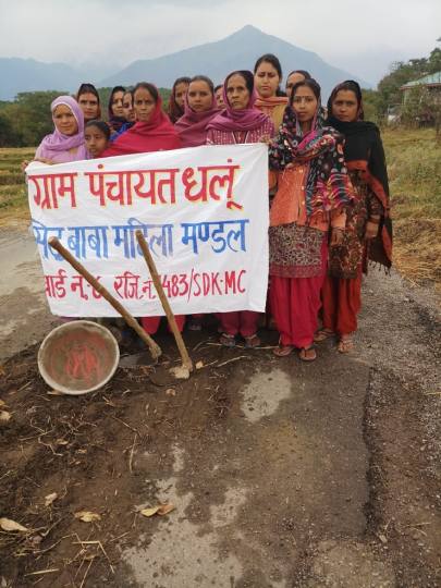 महिलाओं ने सड़कों पर पड़े गड्ढे भरे