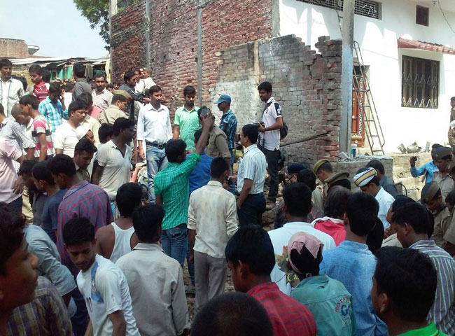 देखें तस्वीरें- सुल्तानपुर में विस्फोट में उड़ गया आतिशबाज का मकान