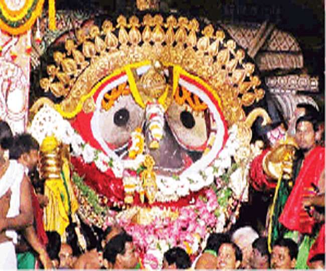 बुखार से पीड़ित महाप्रभु को फुलुरी के तेल की मालिश