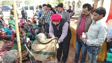मोचीसाई में हर-हर महादेव सेवा संघ ने बांटे कंबल