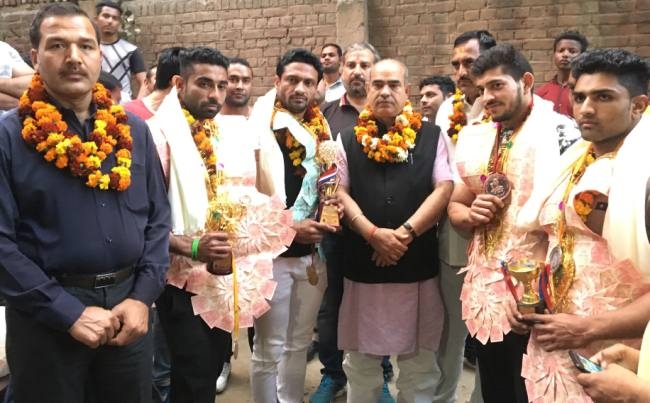 खेल : बॉडी बि¨ल्डग चैंपियनशिप जीतकर लौटे खिलाड़ियों का स्वागत