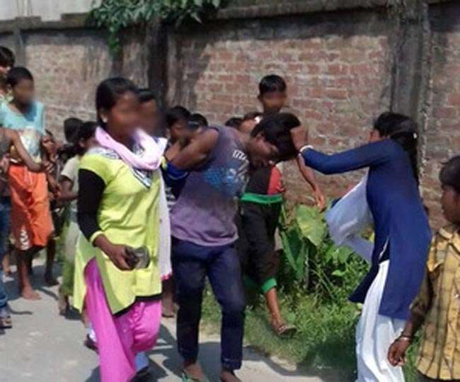 मनचले को महंगी पड़ी छेड़खानी, लड़कियों ने सरेराह उतार दिया इश्क का भूत