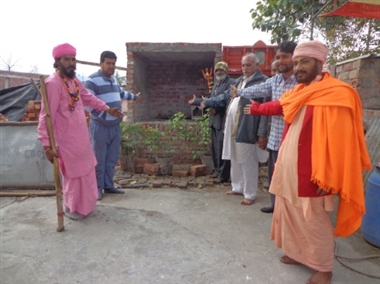 नशे में धुत युवक ने मंदिर की मूर्तियां तोड़ी