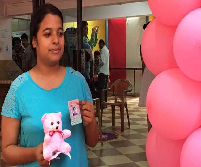 गोवा में पहली बार पिंक पोलिंग बूथ, वोट डालने वाली महिलाओं को दिए गए टैडी बीयर