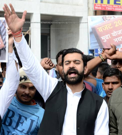 केंद्रीय आम बजट के खिलाफ युकां के सदस्यों ने प्रदर्शन कर फूंका पुतला