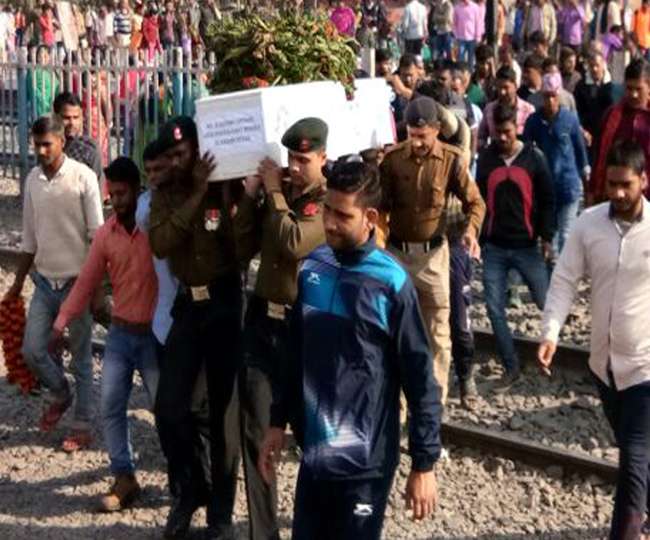 बिहार: पैतृक गांव पहुंचा शहीद हवलदार का शव, अंतिम दर्शन को उमड़ा जन सैलाब