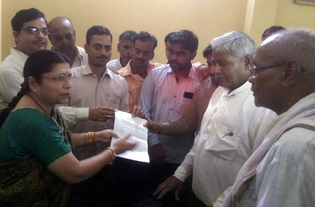 किसानों ने राज्यमंत्री से जमीन बचाने को लगाई गुहार