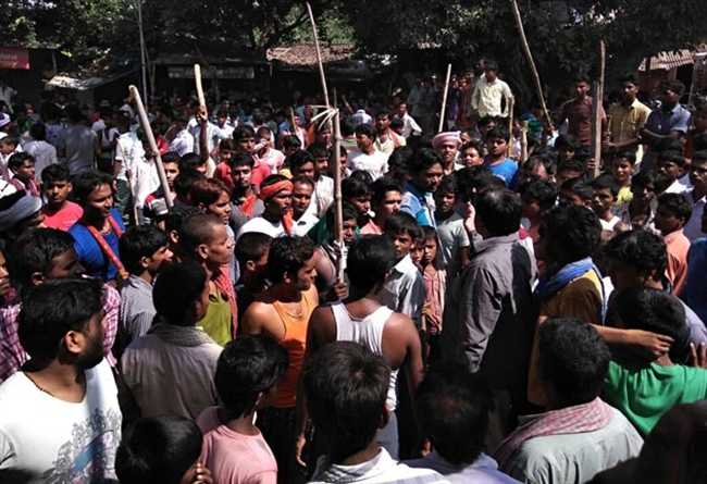 व्हाट्सएप पर वायरल कर दी भगवान की अश्लील फोटो, भड़का जन उन्माद