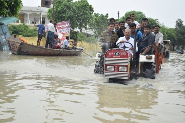 नैया बचाने को पानी में माननीय