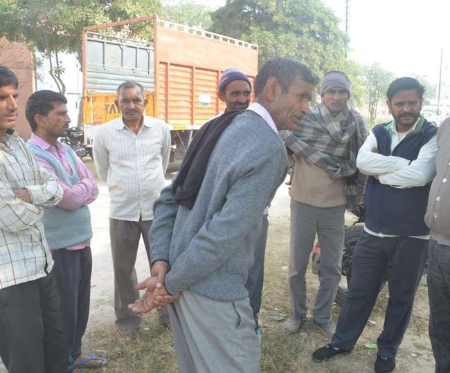 रिटायर्ड फौजी की पत्नी की फावड़े से प्रहार कर हत्या, भूसे में दबा मिला शव