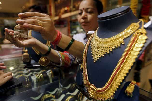 सस्ता हो गया सोना, जानिए 10 ग्राम सोने के लिए अब देने होंगे कितने कम दाम