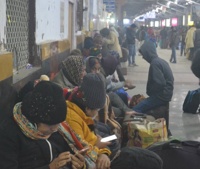 ठंड में ठिठुर रहे यात्री, एक दिन बाद पहुंच रहीं ट्रेनें