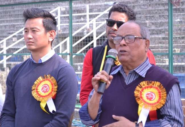 चुनावी दुश्मनी भूल गले मिले बाइचुंग भुटिया व अशोक भट्टाचार्य