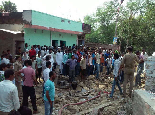 देखें तस्वीरें- सुल्तानपुर में विस्फोट में उड़ गया आतिशबाज का मकान