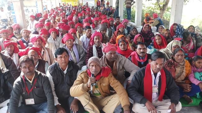 ग्रामीण चौकीदार संघ का डीएम कार्यालय पर धरना