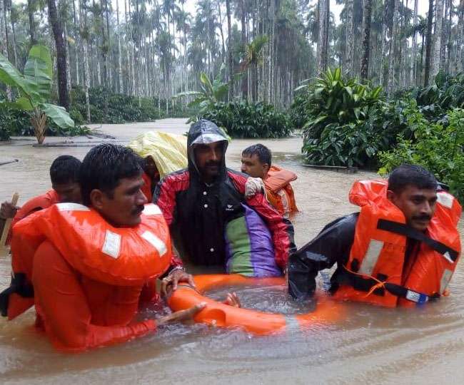 Weather Update: कर्नाटक में रेड अलर्ट, ताप्ती नदी का पानी मंदिर में घुसा, देखें VIDEO