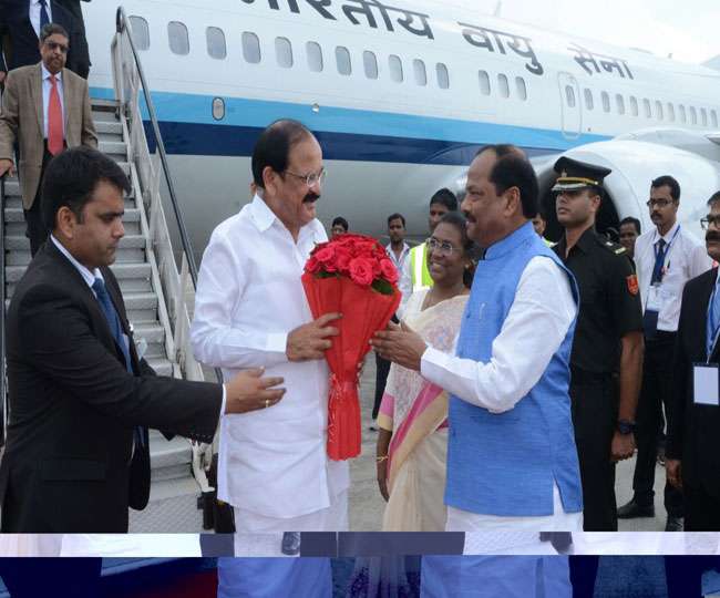 उपराष्ट्रपति वेंकैया नायडू का रांची में राज्यपाल व सीएम ने किया स्वागत