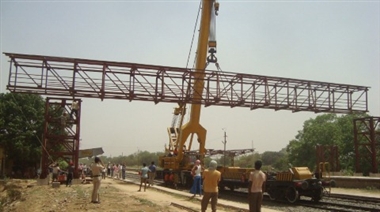 ब्लॉक लेकर किया गया फुट ओवर ब्रिज का काम
