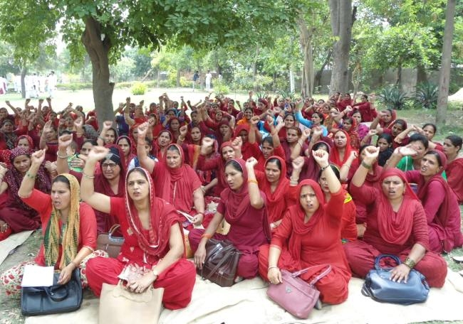 आशा वर्करों ने किया मांगों को लेकर प्रदर्शन