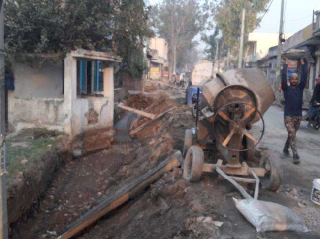 अतिक्रमण हटाने से पहले नाले का हो रहा निर्माण