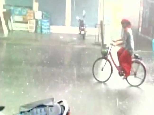 PICS: देहरादून में जोरदार बारिश, ओले भी गिरे