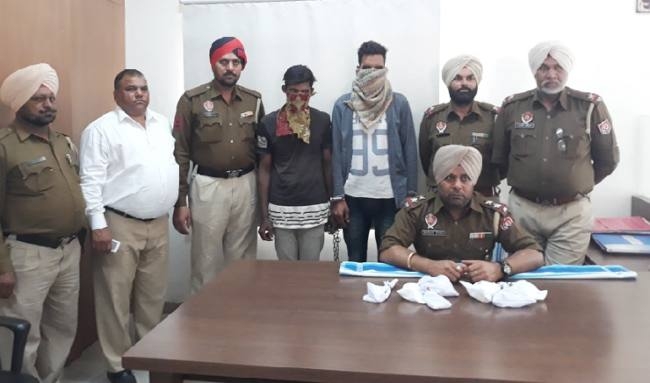 नशीले पाउडर समेत दो काबू, लूटी गई दो चेनें बरामद