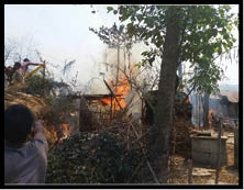 अगलगी में मदरसा सहित कई घर जले
