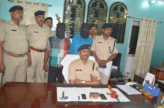 52 लाख रुपये के सोने की ईंट छुपाकर ले जा रहे थे तस्कर, हुए गिरफ्तार