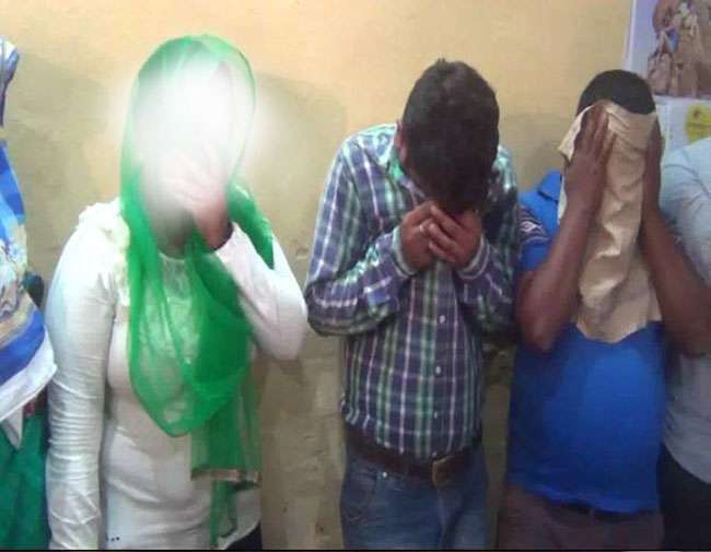 सेक्स रैकेट: एक लड़की, एक महिला सहित 3 लोगों को पुलिस ने रंगे हाथों पकड़ा