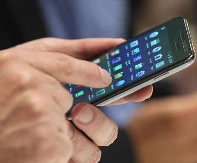 इंटरनेट और मोबाइल फोन बन रहा पति-पत्नी का दुश्मन, जानिए वजह