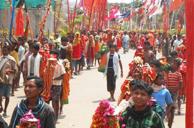 यह होली बस्तर में जलने वाली पहली होली मानी जाती है यहां लोग मिट्टी से होली खेलते हैं