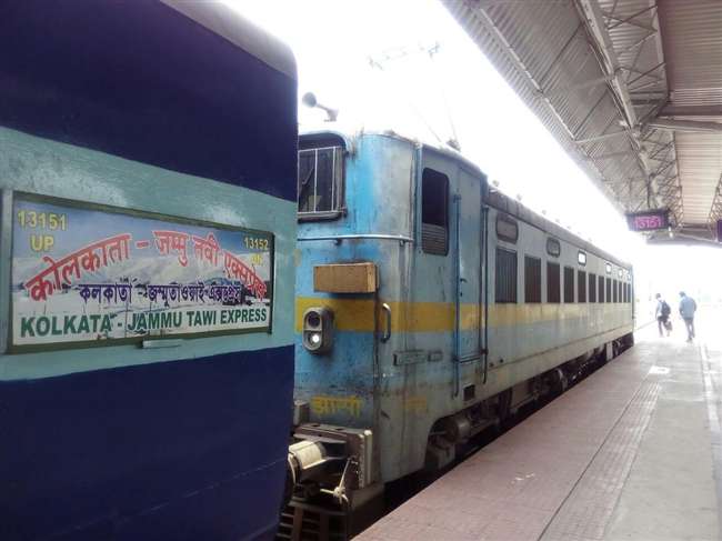 शाहजहांपुर रेलवे स्टेशन पर सियालदाह से कटकर गाय की मौत, पलटने से बची ट्रेन