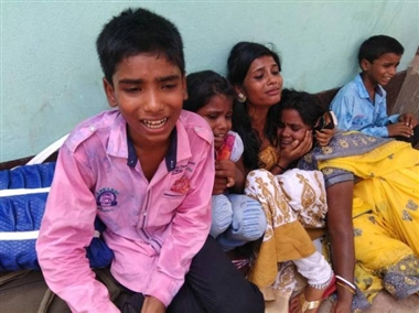 चलती ट्रेन से गिरकर दुकानदार की मौत