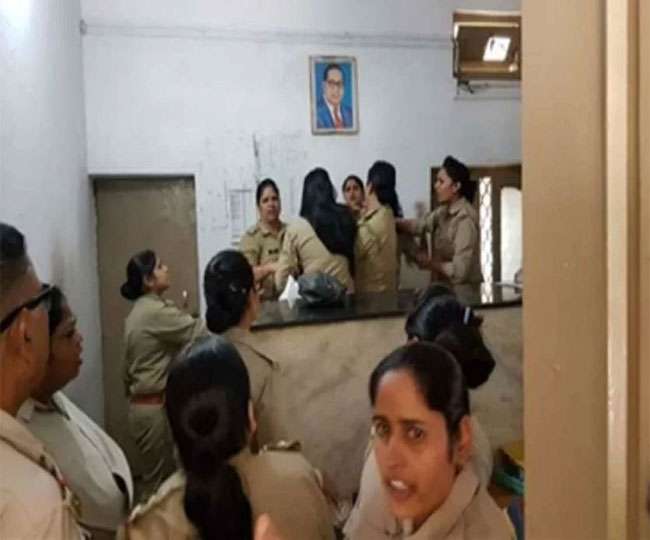 थाने में भिड़ीं दो महिला कांस्टेबल निलंबित, फोटो वायरल करने को लेकर हुआ था झगड़ा
