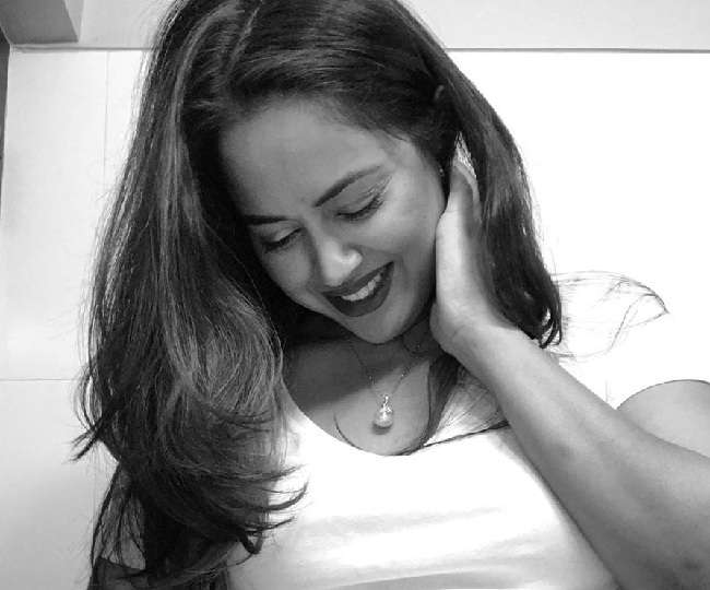 Sameera Reddy के घर आई नन्ही परी, शेयर की पहली तस्वीर