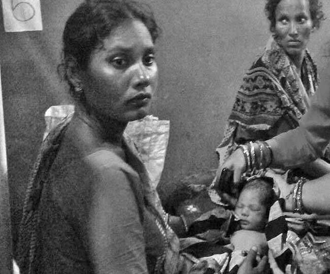 ओडिशा में गर्भवती को नहीं किया भर्ती, बरामदे में हुआ प्रसव