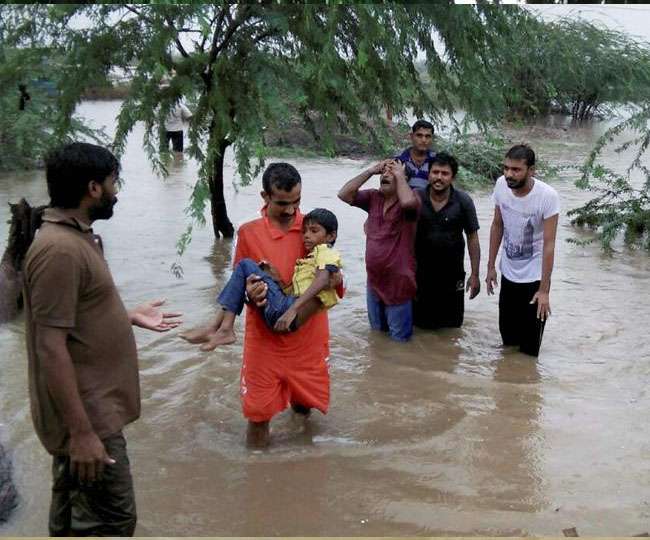 भारी बारिश से कई राज्यों में बाढ़, असम में 5 की मौत, उत्तराखंड में 2 छात्र बहे
